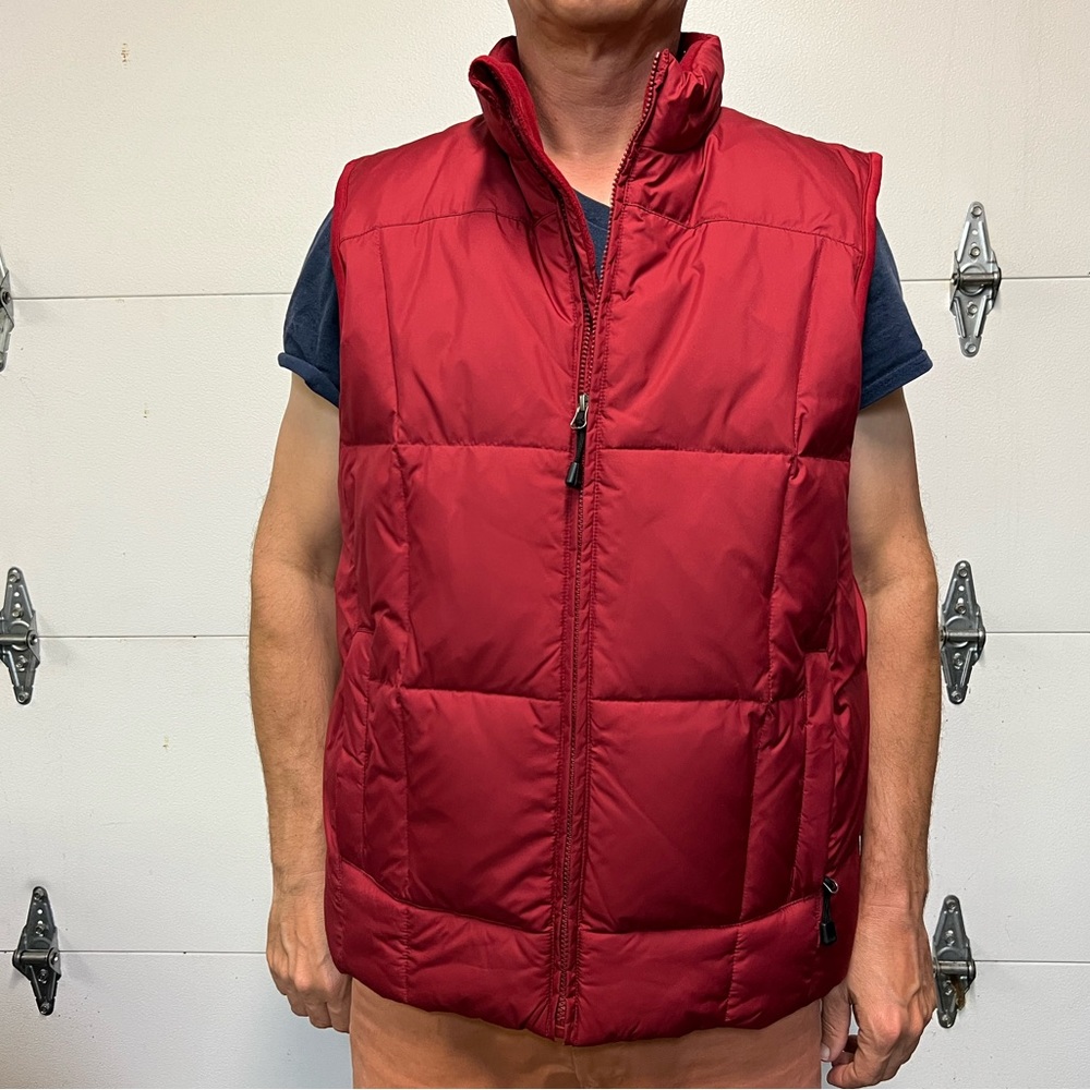 Brick red Men’s Eddie Bauer puffer vest, medium
